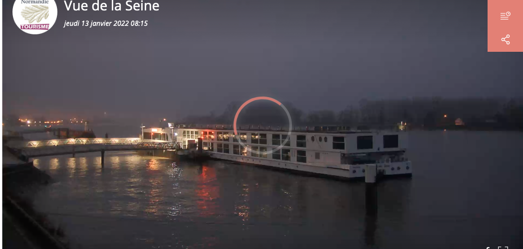 L'office de Tourisme Caux Seine Normandie a installé une caméra en bord de Seine à Caudebec-en-Caux. Elle vous offre une vue panoramique sur la Seine et 1